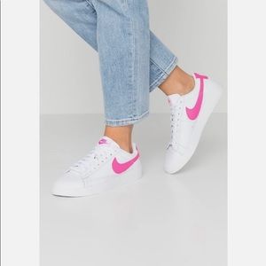 Nike Blazer Low LE, Laser Fuchsia, size 6.5